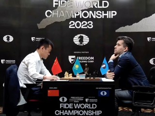 Ting Li-žen a Jan Nepomňaščij počas súboja o titul majstra sveta.