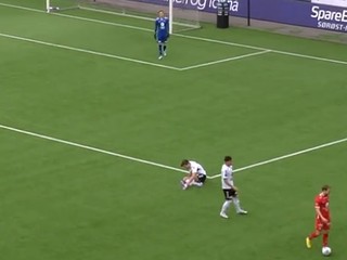 Bard Finne v nórskej Eliteserien odkopáva loptu mimo ihriska.