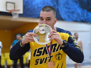 Saša Avramovič s medailou a tanierom za 3. miesto v roku 2021.