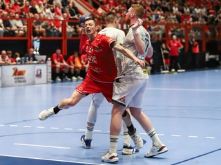 Ľubomír Ďuriš z Považskej Bystrice v súboji o loptu s Romanom Carapkinom v piatom zápase finále play off Niké Handball Extraligy mužov.