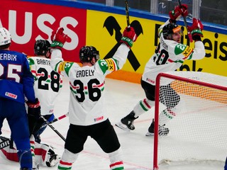 Radosť maďarských hokejistov po góle  Istvana Sofrona. Nad USA viedli 1:0, zápas prehrali 1:7. 