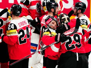 Rakúski hokejisti oslavujú víťazstvo nad Maďarskom a záchranu v elitnej kategórii MS.