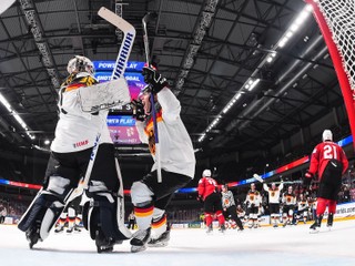 Nemeckí hokejisti oslavujú víťazstvo nad Švajčiarskom vo štvrťfinále MS 2023.