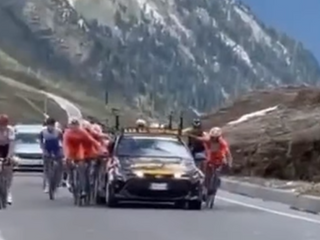Fanúšikovia natočili cyklistov pri porušovaní pravidiel.