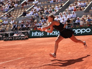 Anna Karolína Schmiedlová odvracia úder Američanke Cori Gauffovej v osemfinále dvojhry na Roland Garros.