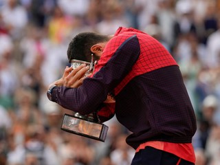 Novak Djokovič oslavuje triumf na Roland Garros 2023. 