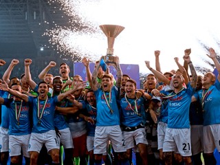 Futbalisti SSC Neapol oslavujú zisk titulu v Serie A.