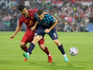 Chorvátsky hráč Mateo Kovačič bojuje o loptu so Španielom Marcom Asensiom.