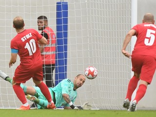 Brankár Milan Borjan chytá penaltu v odvetnom zápase 1. predkola Ligy majstrov FC Swift Hesper - ŠK Slovan Bratislava.