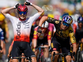 Victor Lafay sa teší z víťazstva v 2. etape na Tour de France, za 
ním sa hnevá z druhej priečky Wout van Aert.