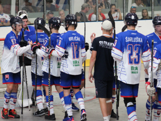 Slovenskí hokejbalisti v kategórii U20. 