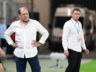 Na snímke vľavo v popredí tréner ŠK Slovan Vladimír Weiss a za ním tréner Limasolu Aleksej Špilevskij 

