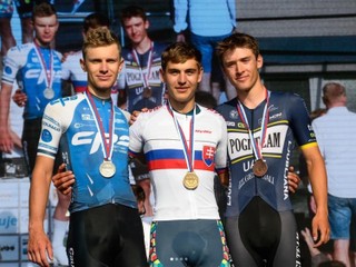Jakub Husár (vpravo) na 3. mieste na majstrovstvách SR juniorov. Titul získal v Tlmačoch Simon Gottstein.