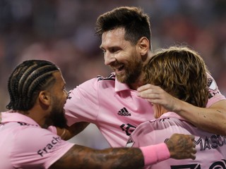 Lionel Messi sa teší so spoluhráčmi zo svojho prvého gólu v MLS.