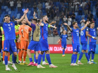 Slovenskí futbalisti oslavujú po výhre nad Lichtenštajnskom 3:0.
