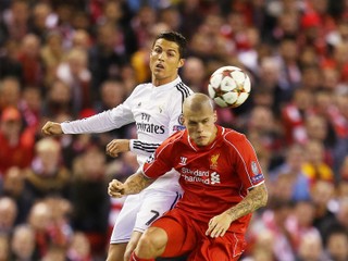 Martin Škrtel a Cristiano Ronaldo v súboji v zápase Ligy majstrov FC Liverpool - Real Madrid v roku 2014. 