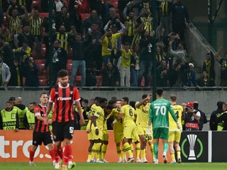 Radosť futbalistov Fenerbahce Istanbul v zápase proti Trnave.