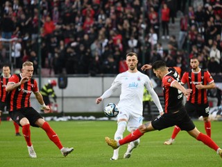 Hráči Spartaka Trnava a Slovanu v súboji o loptu.