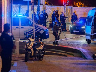 Policajti zabezpečujú dôkazy po streľbe v centre Bruselu.