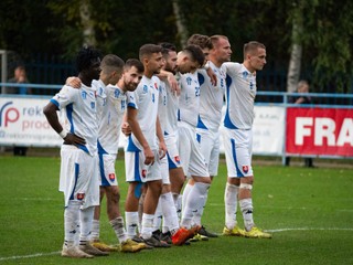 Futbalisti Devínskej Novej Vsi počas pokutových kopov proti Trenčínu.