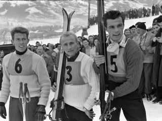 Anderl Molterer v strede, vľavo Ernst Hinterseer a vpravo Toni Sailer.