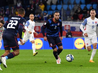 Ondrej Duda (vpravo) v zápase Luxembursko - Slovensko v kvalifikácii EURO 2024.