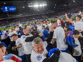 Futbalisti Slovenska a realizačný tím oslavujú postup na EURO 2024 po zápase J-skupiny 9. kola kvalifikácie Slovensko - Island. 