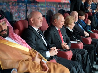 Saudský korunný princ  Mohammed bin Salman s prezidentom FIFA Giannim Infantinom a ruským prezidentom  Vladimirom Putinom.