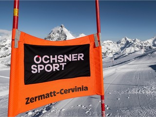 Bránka na zjazdovke v Zermatte-Cervinii. 