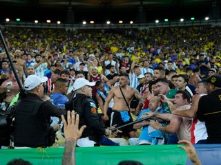 Policajný zásah proti fanúšikom pred zápasom Brazília - Argentína.