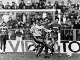 Július Šimon v zápase Dunajská Streda - Bayern Mníchov.