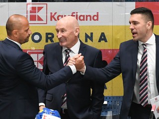 Tréner slovenskej hokejovej reprezentácie Craig Ramsay a jeho asistenti Ján Pardavý (vľavo) a Peter Frühauf (vpravo).