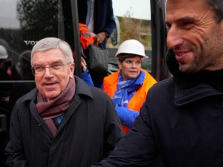 Prezident MOV Thomas Bach počas návštevy olympijskej dediny v Paríži. 