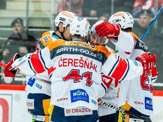Peter Čerešňák sa teší po strelenom gól so spoluhráčmi z HC Dynamo Pardubice.