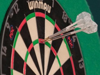 Ilustračná fotografia z maximálneho hodu v zápase šípok. 