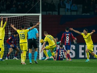 Útočník Villarrealu Alexander Sörloth (číslo 11) strieľa gól v zápase proti Barcelone.