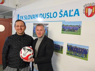 Tomáš Hučko (vpravo), prezident klubu FK Slovan Duslo Šaľa.