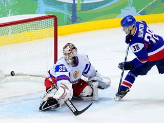 Na snímke vpravo Pavol Demitra (Slovensko) premieňa rozhodujúci samostatný nájazd proti brankárovi Iľjovi Bryzgalovi (Rusko) v druhom zápase B - skupiny na XXI. zimných olympijských hrách vo Vancouveri medzi Slovenskom a Ruskom 18. februára 2010. FOTO TASR - Martin Baumann

- šport hokej slovaciká ZOH10 muži B skupina SR Rusko 