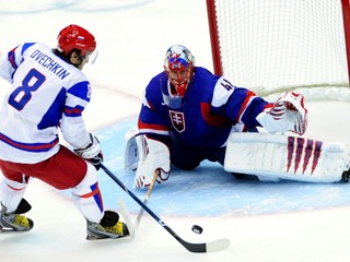Brankár Jaroslav Halák zneškodňuje nájazd Alexandra Ovečkina v zápase Slovensko - Rusko na ZOH 2010.