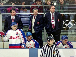 Miroslav Šatan, Peter Šťastný, Ľubomír Kolník, nad nimi tréner Július Šupler, technický vedúci Ján Halák, asistent František Hossa na zimných olympijských hrách 1994 v Lillehammeri. 