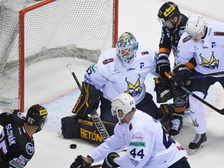 Momentka zo vzájomného zápasu oboch tímov v 48. kola hokejovej Tipos extraligy.