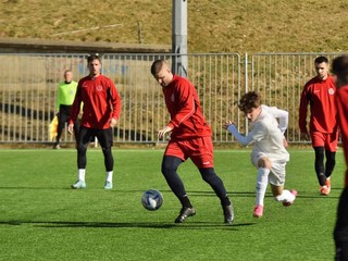 Momentka zo zápasu MFK Spartak Medzev - Lokomotíva Košice U19 v Krajskej futbalovej lige.