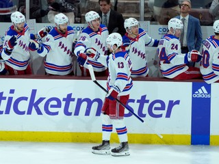 Útočník New Yorku Rangers Alexis Lafrenière sa teší gólu.