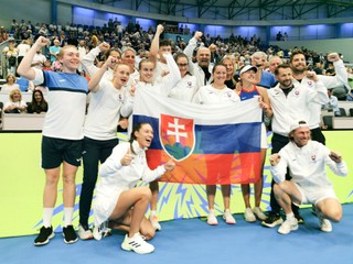 Radosť slovenského tímu po zisku tretieho bodu a postupu na finálový turnaj Pohára Billie-Jean Kingovej (PBJK)