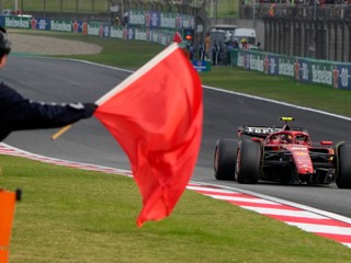 Kvalifikácia na Veľkú cenu Číny F1 bola prerušená po nehoda Carlosa Sainza.