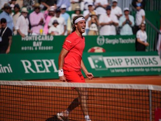  Grécky tenista Stefanos Tsitsipas sa raduje po víťazstve nad Nórom Casperom Ruudom  vo finále dvojhry na antukovom turnaji ATP Masters 1000 v Monte Carle