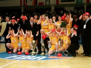 Basketbalistky SCP Ružomberok po triumfe v eurolige v roku 1999.