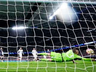 Brankár Realu Madrid Andrij Lunin inkasuje gól od  Bernarda Silvu z Manchester City v zápase Ligy majstrov. 