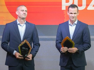 Na snímke cenu za najlepšieho rozhodcu Niké Ligy si prevzal vpravo Ivan Okružliak a cenu za najlepšieho asistenta rozhodcu si prevzal Ján Pozor na galavečere počas slávnostného vyhlásenia ankety s názvom Jedenástka roka 23/24 v Bratislave 19. mája 2024. FOTO TASR - Martin Baumann

- Slovensko
- šport
- futbal
- Jedenástka
- roka
- 23/24 
- Niké
- liga
- anketa
- vyhlásenie
- BAX