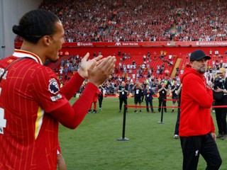 Virgil van Dijk tlieska Jürgenovi Kloppovi pri jeho rozlúčke s FC Liverpool. 